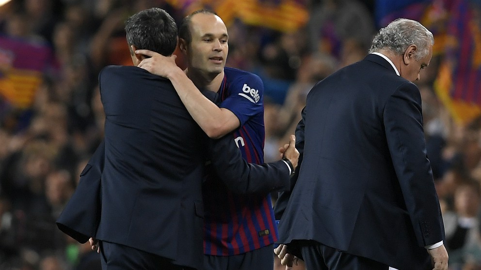 Iniesta y Valverde se saludan en un partido del Barcelona. (AFP)