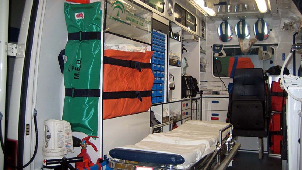 Interior de una ambulancia. Foto EP