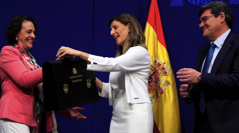Magdalena Valerio cediendo su cartera a Yolanda Díaz (Unidas Podemos). (Foto. EFE)