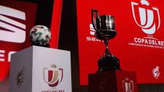 La Copa del Rey y el balón de la competición.
