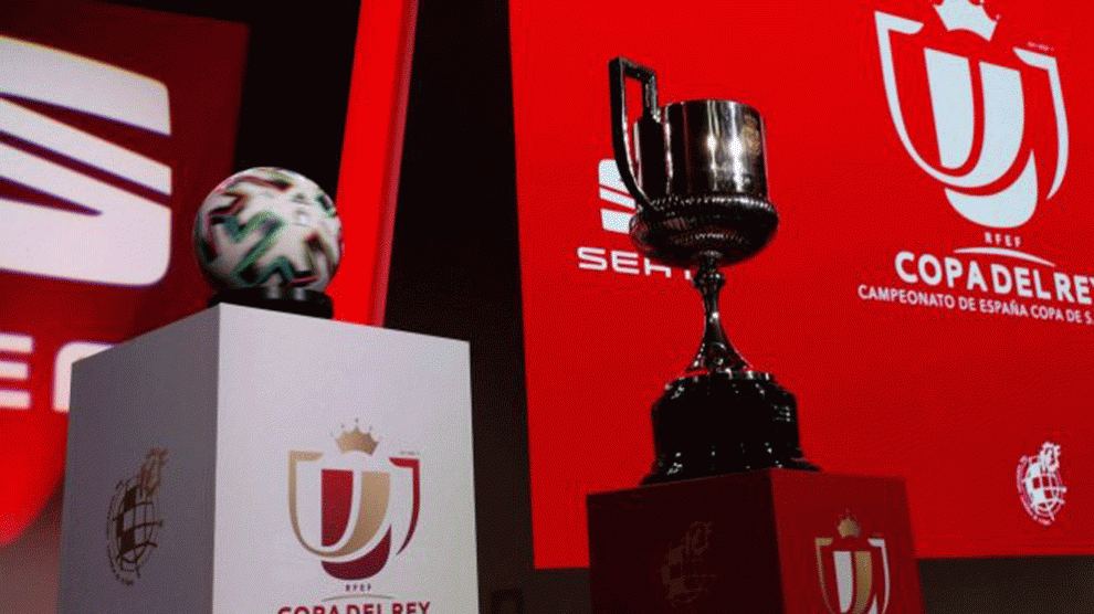 La Copa del Rey y el balón de la competición.