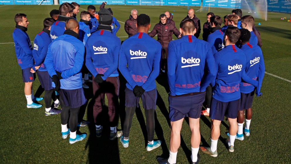 Valverde da una charla a sus jugadores en el entrenamiento del lunes. (FCBarcelona)