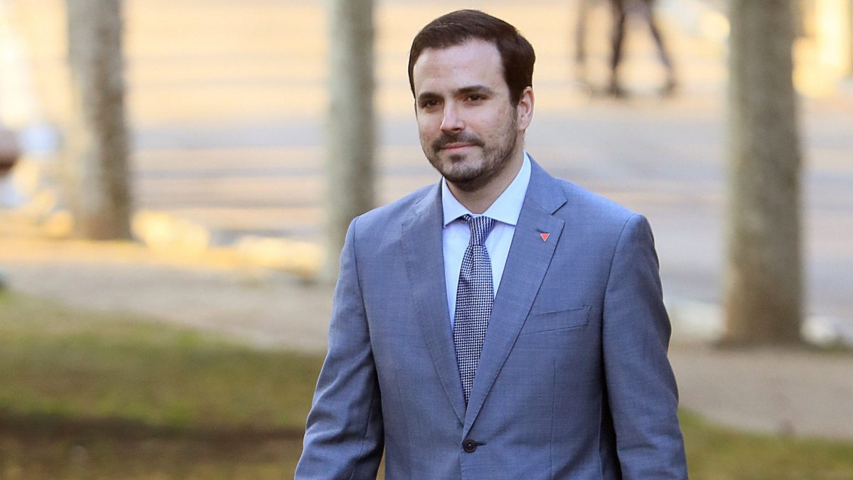 Garzón defiende la subida del SMI mientras mientras la CEOE remarca que «no es el momento»