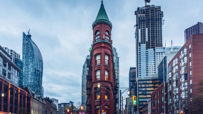 Toronto Una Arquitectura Modelica Con Una Perfecta Armonia Entre