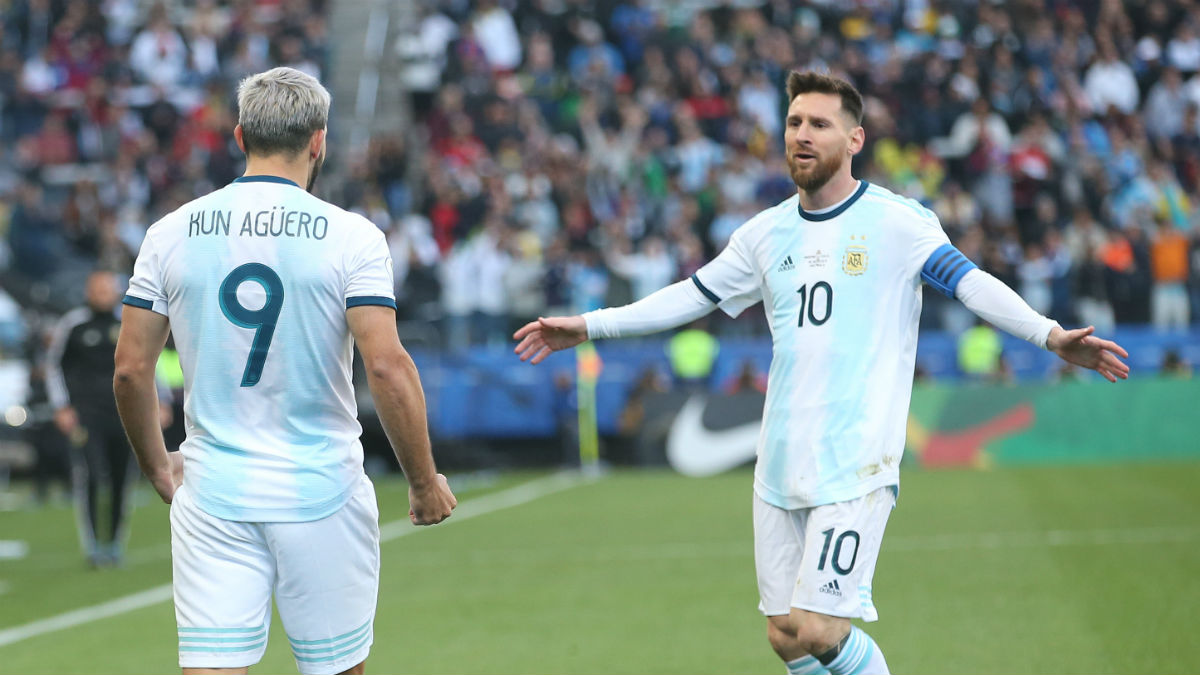 Leo Messi y Sergio Agüero celebran un gol con Argentina (Getty).