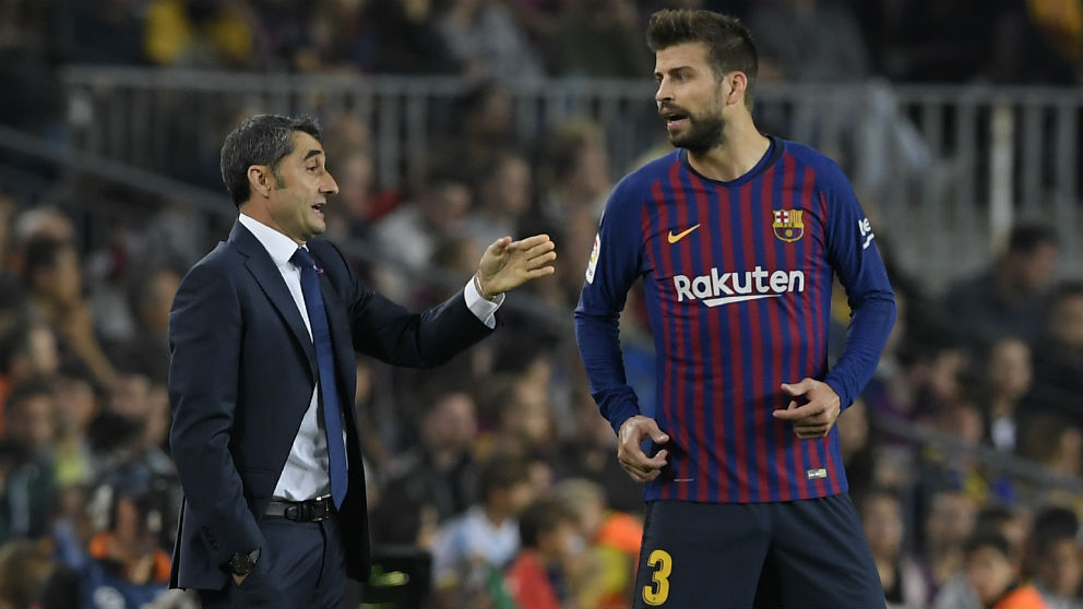 Valverde da instrucciones a Piqué durante un partido con el Barcelona. (AFP)