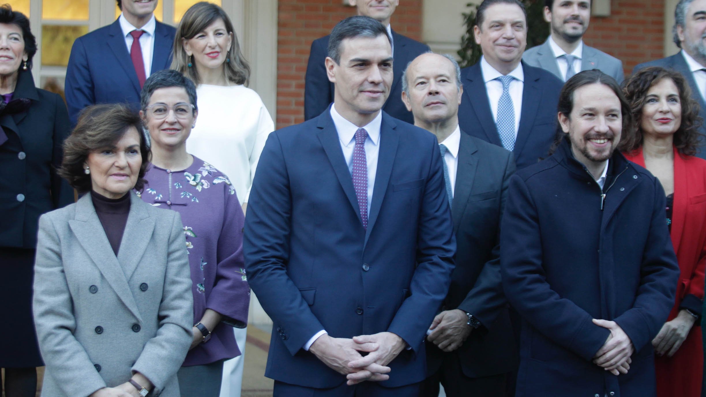 Pedro Sánchez con los vicepresidentes Carmen Calvo y Pablo Iglesias y el resto de ministros (Foto: Francisco Toledo).