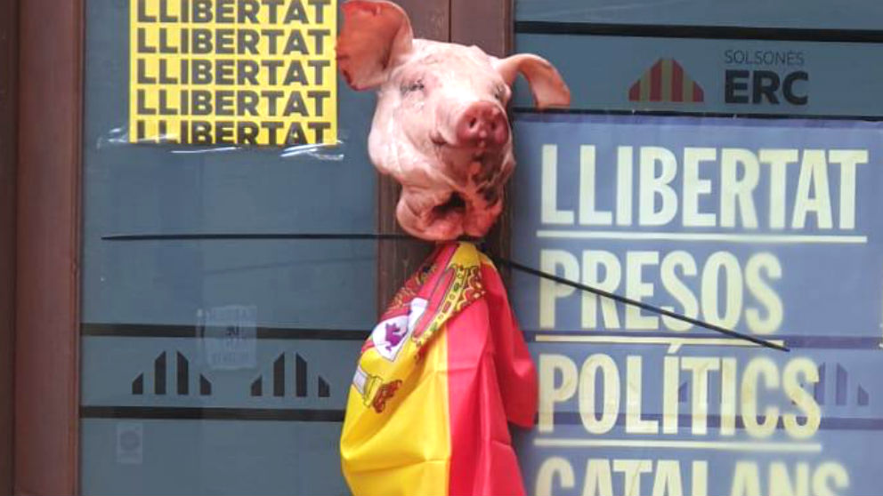 La cabeza de cerdo y la bandera de España colocada por los CDR en la sede de ERC en Solsona.