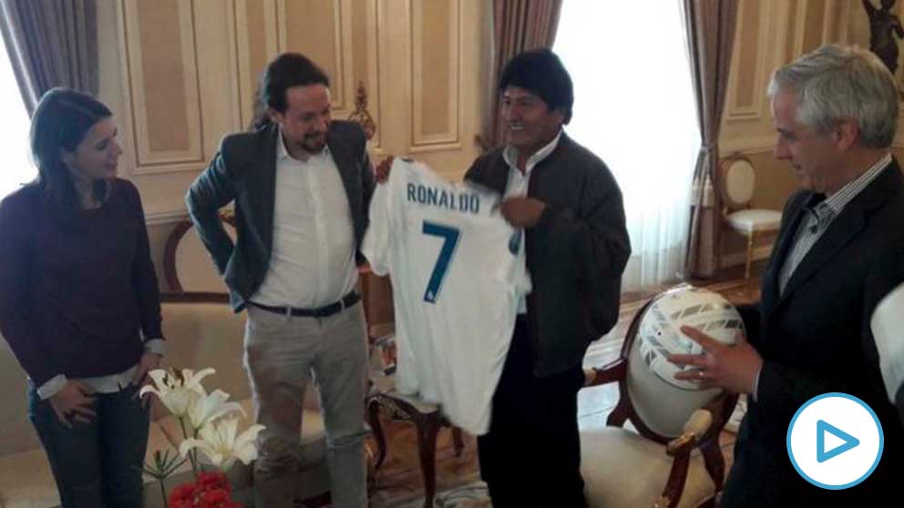 Pablo Iglesias e Irene Montero le regalan una camiseta del Real Madrid a Evo Morales.