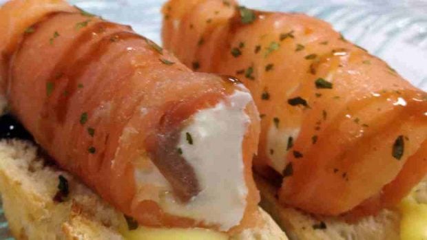 Rollitos de salmón con queso y frutos secos