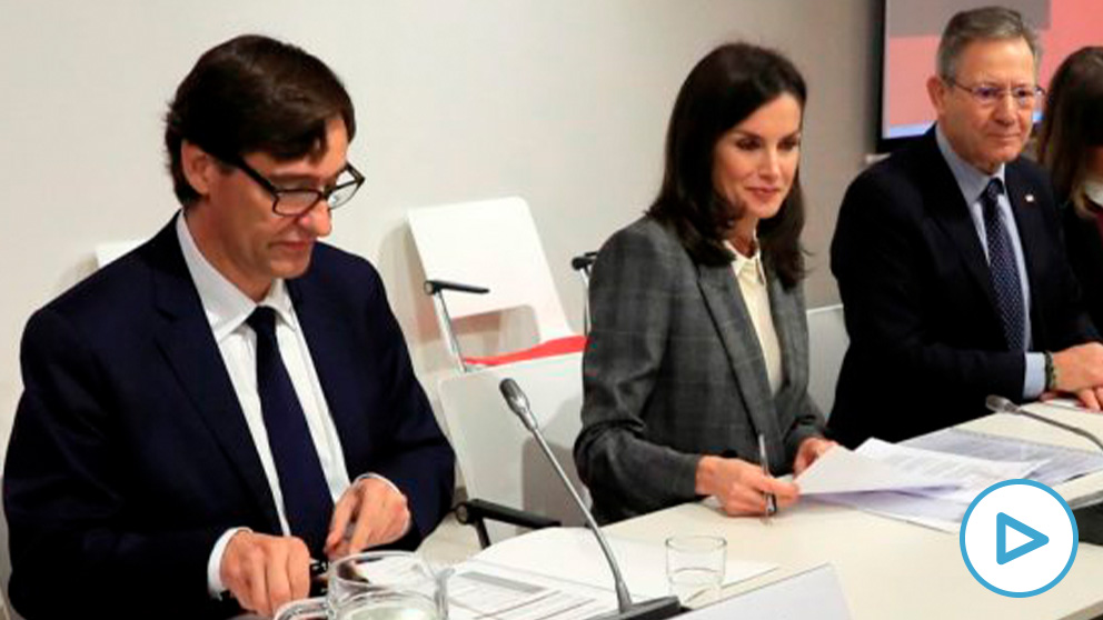 El ministro Salvador Illa junto a la Reina Letizia. Foto: EFE
