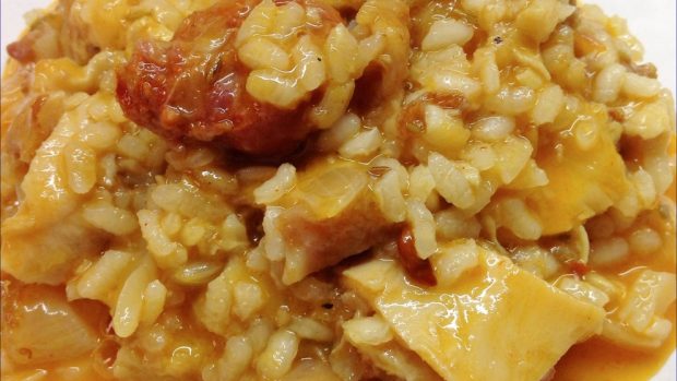 Callos con judías, arroz y oreja de cerdo