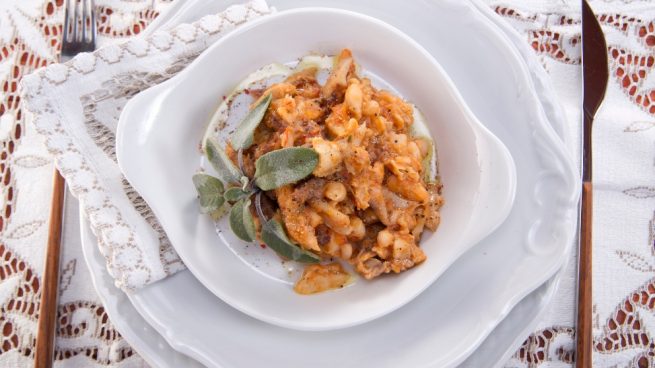 Callos con judías, arroz y oreja de cerdo