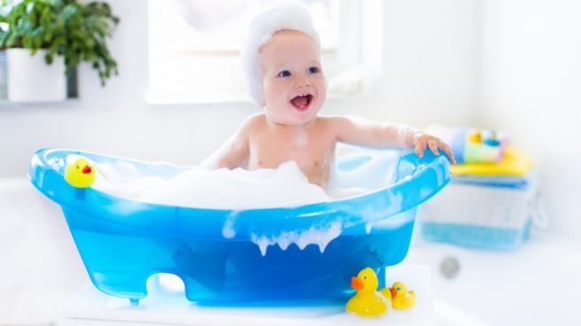 Consejos para bañar un bebé al que no le gusta el agua
