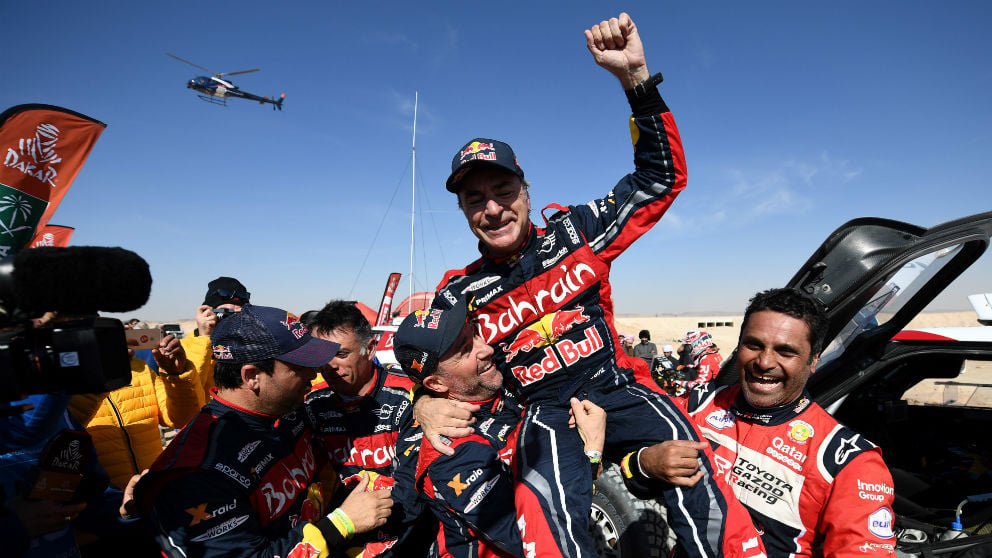 Carlos Sainz, sacado a hombros por sus rivales tras ganar el Dakar. (AFP)