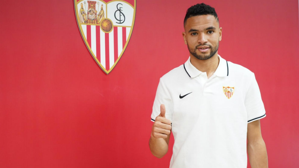 Youssef En-Nesyri posa con los colores del Sevilla. (Sevilla Fútbol Club)