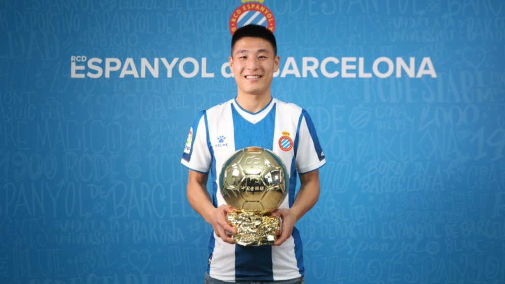 Wu Lei posa con el Balón de Oro chino. (Real Club Deportivo Espanyol)