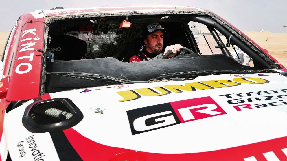 Fernando Alonso, reflexivo en su coche tras romperse la luna delantera. (AFP)