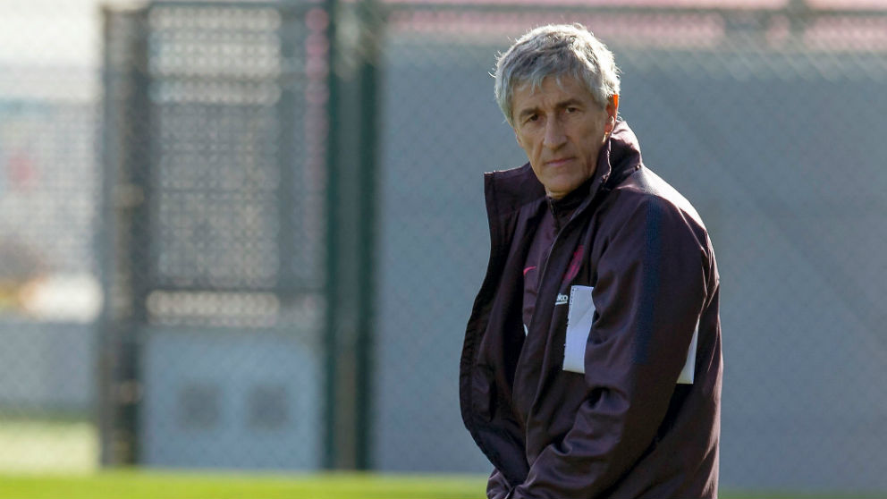 Quique Setién, en un entrenamiento con el Barça. (EFE)