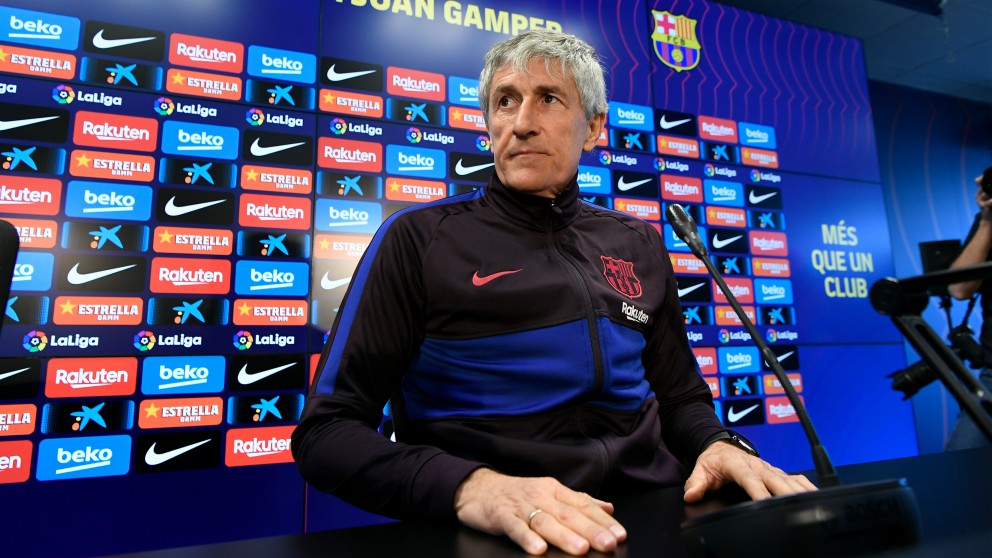 Setién atiende a la prensa como entrenador del Barça. (AFP)