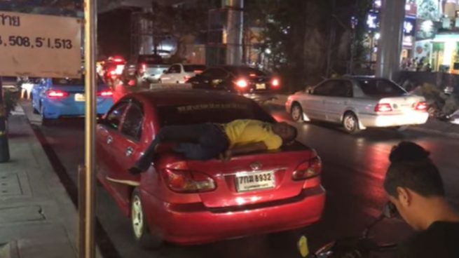 Facebook: La extraña siesta de un taxista en Tailandia