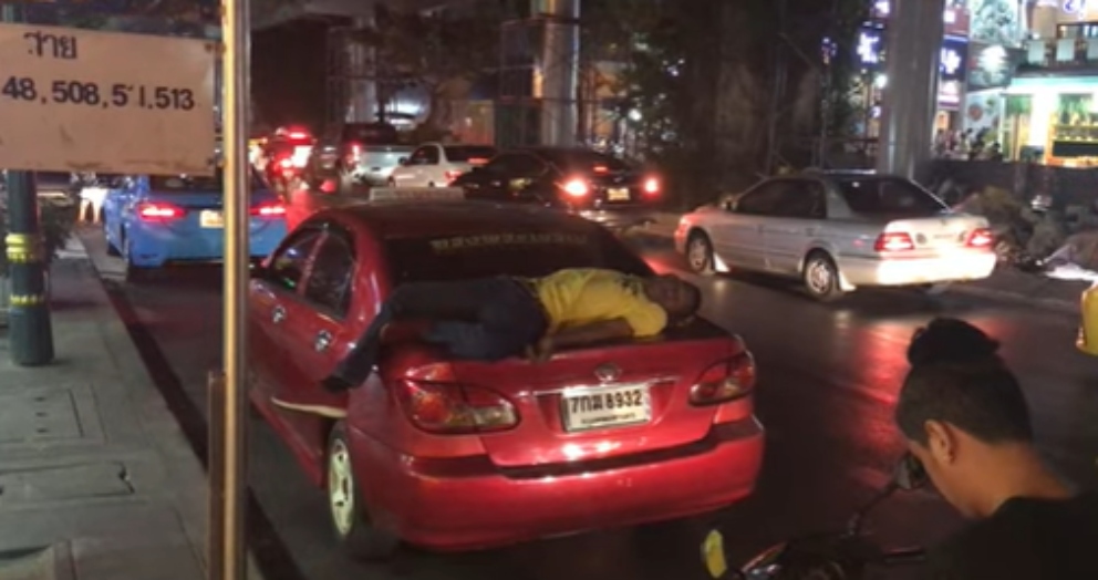 Facebook: La extraña siesta de un taxista en Tailandia