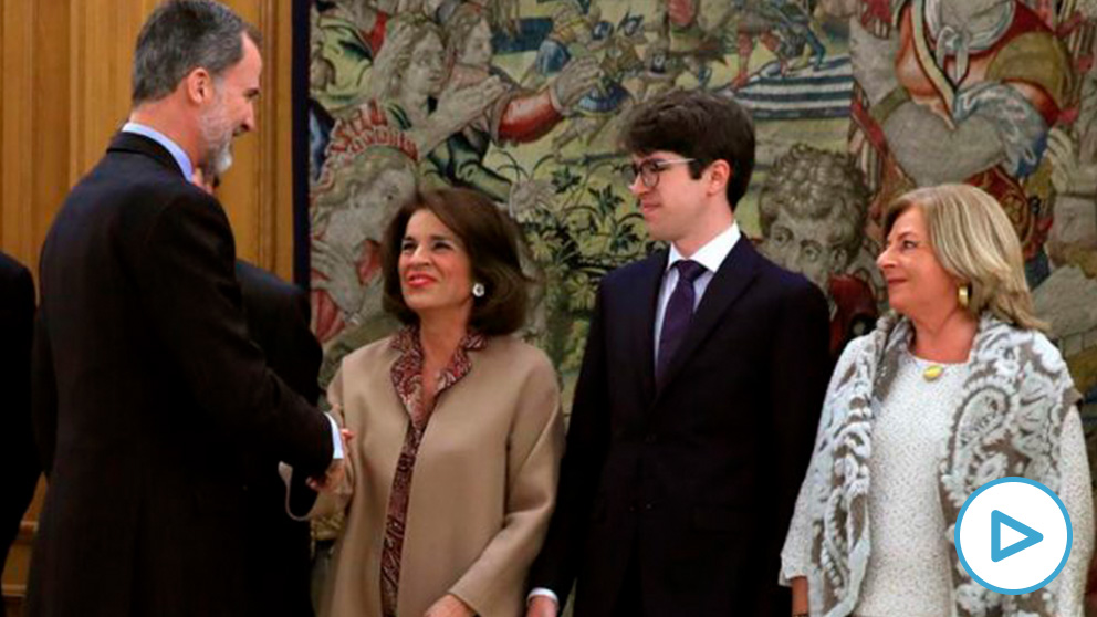 Felipe VI saluda a la ex alcaldesa de Madrid Ana Botella en presencia de Javier y Consuelo, hijo y hermana del edil asesinado por ETA Gregorio Ordóñez. (Efe)