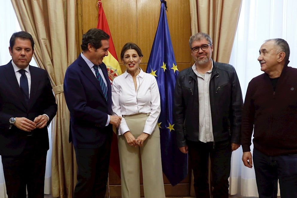 La ministra de Trabajo, Yolanda Díaz, junto a los dirigentes de CEOE y CEPYME y de UGT y CCOO.