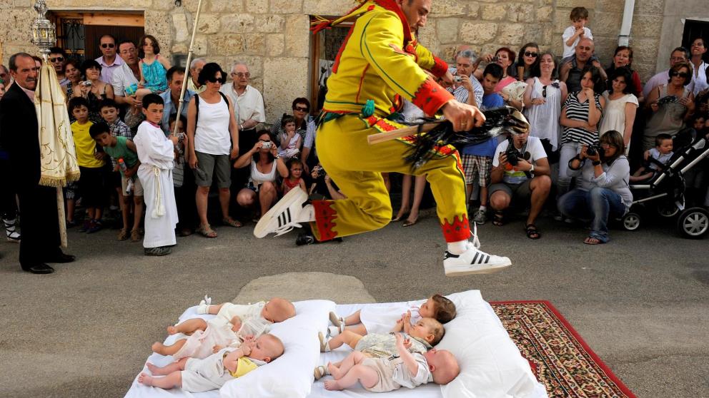 Saltar sobre bebés es una de las fiestas más curiosas de nuestro país