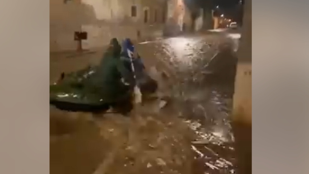 Facebook: Hacen rafting por las calles de su pueblo inundadas