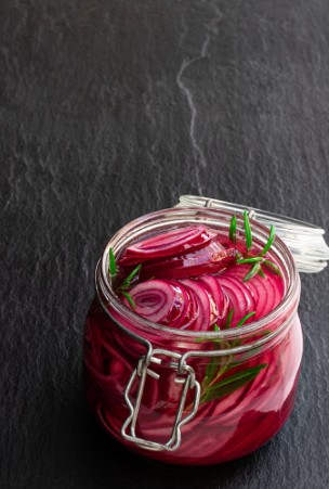 Cebolla roja encurtida: complemento imprescindible para tus recetas
