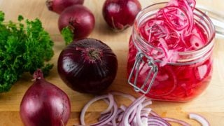 Cebolla roja encurtida: complemento imprescindible para tus recetas