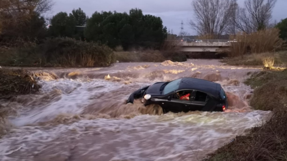 acebook: La fuerza del agua arrastra un coche que quería cruzar un barranco