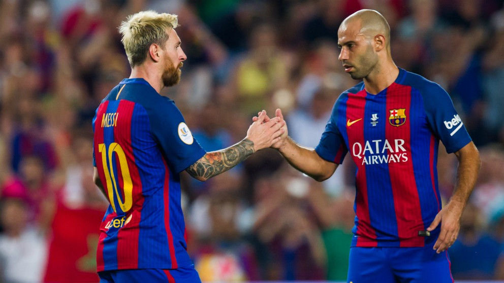 Leo Messi y Javier Mascherano se saludan durante un partido con el Barcelona. (Getty)