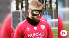 La máscara que le han hecho a Pulido para protegerse de su fractura de pómulo.
