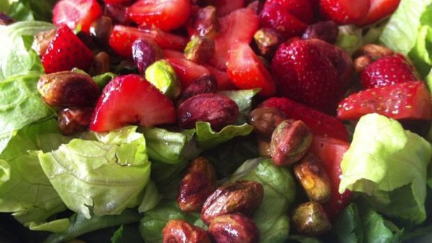 Ensalada verde con frutos rojos