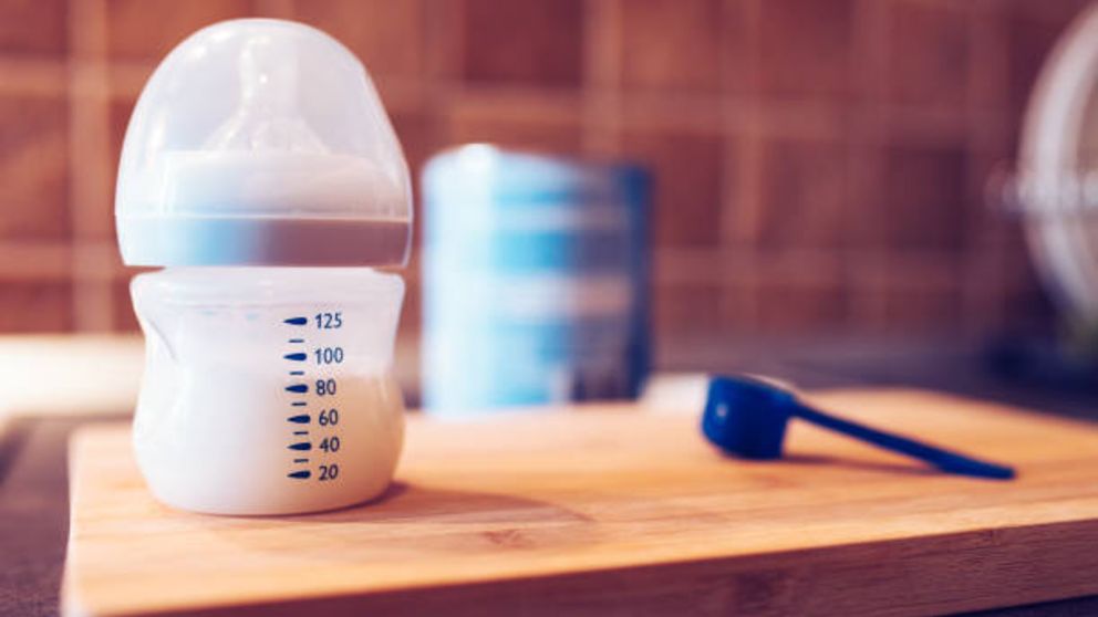 Cómo preparar con seguridad la leche de fórmula con agua 