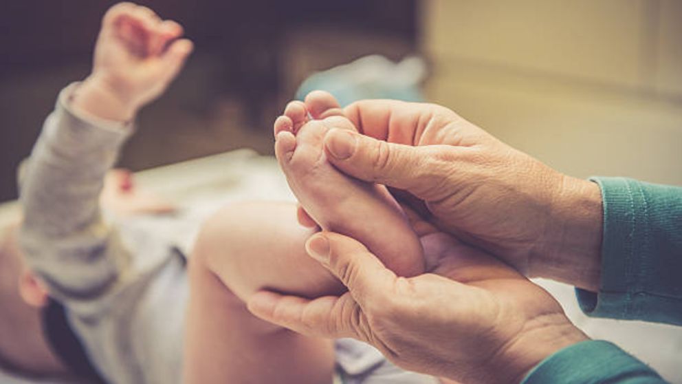 Descubre cuáles son los beneficios del masaje neonatal