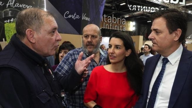 Rocío Monasterio intentando visitar el estando de País Vasco en Fitur.