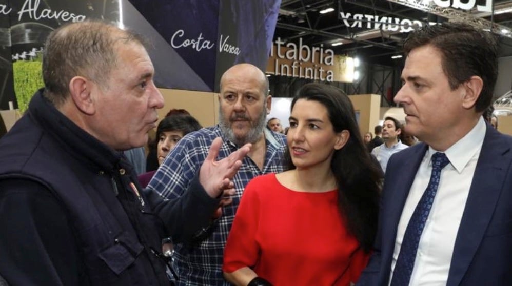 Rocío Monasterio intentando visitar el estando de País Vasco en Fitur.