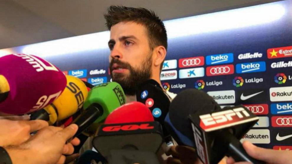 Piqué atiende a la prensa.