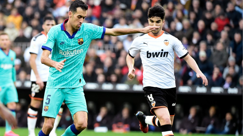 Sergio Busquets durante el Valencia – Barcelona. (AFP)