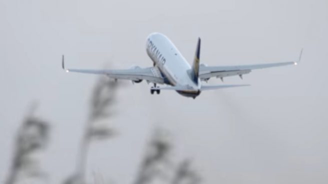 Facebook: Terrorífico intento de aterrizaje de un avión en plena borrasca