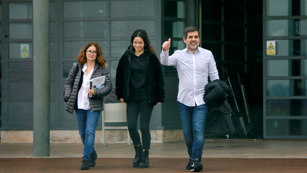 Jordi Sànchez abandona la prisión junto a su pareja y su hija (Foto. EFE).