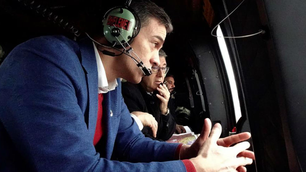 Pedro Sánchez a bordo del helicóptero en el que ha sobrevolado Murcia. (EFE)