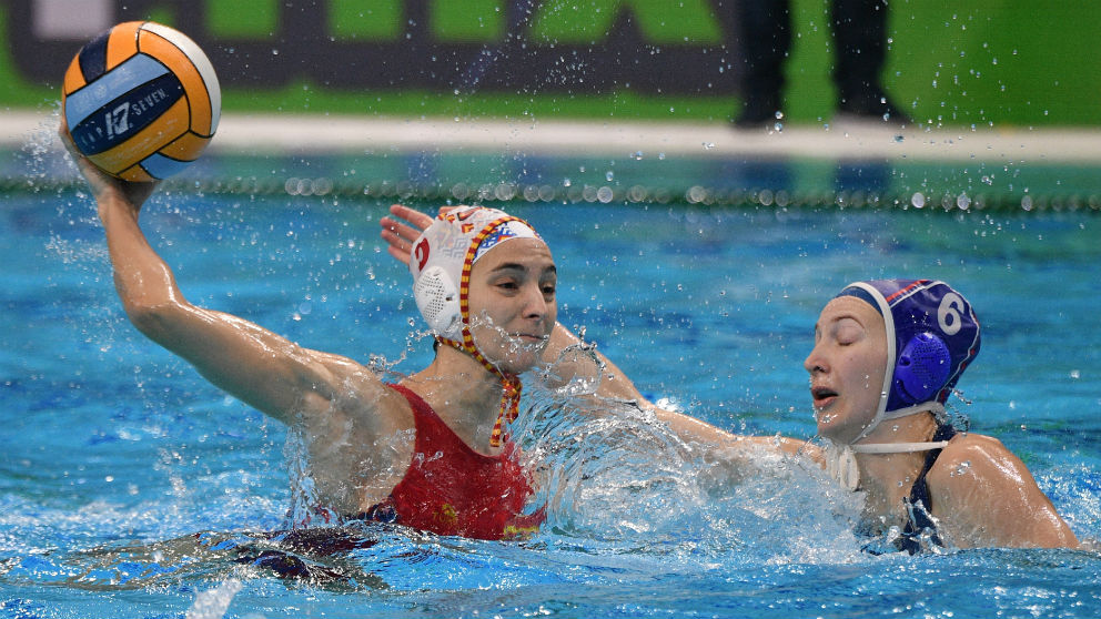 Roser Tarragó durante la final del europeo de waterpolo femenino ante Rusia. (AFP)
