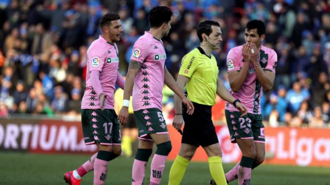 Los jugadores del Betis protestan ante Prieto Iglesias