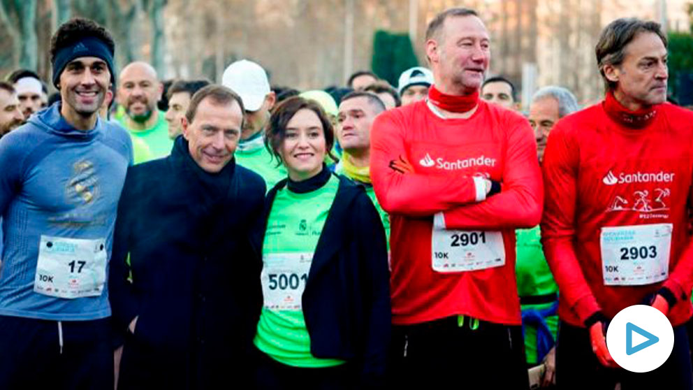 La presidenta de Madrid, Isabel Díaz Ayuso, junto a Emilio Butragueño y Álvaro Arbeloa. A su derecha, Pedro García Aguado y Rafa Pascual. (TWITTER)