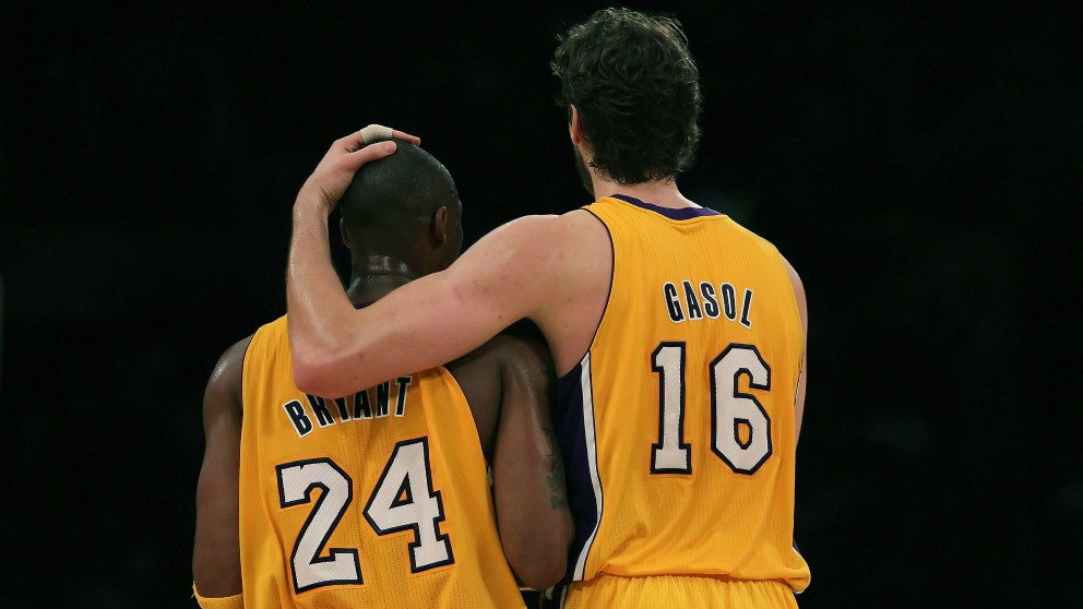 Kobe Bryant y Pau Gasol durante un partido con Los Lakers. (AFP)