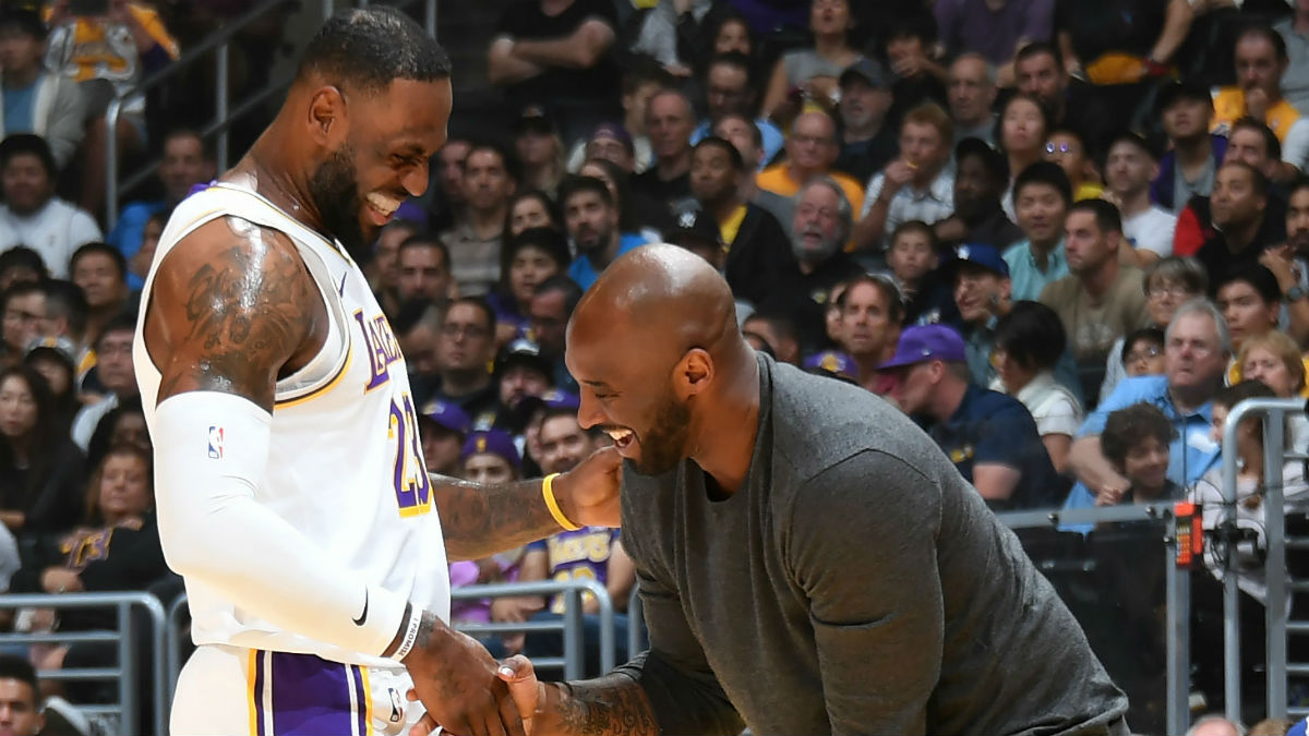 Kobe Bryant y LeBron James, en un partido de los Lakers (NBA).